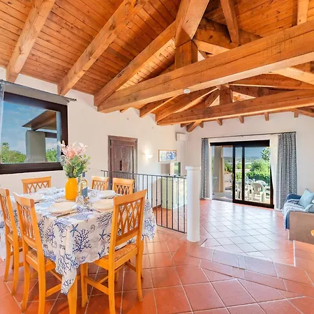 Spacious With Lovely Pool Διαμέρισμα *