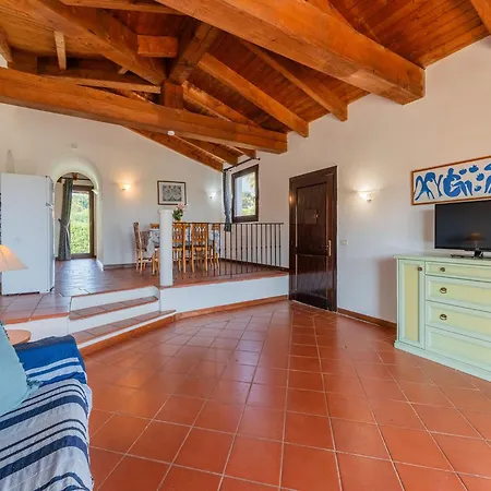 Spacious With Lovely Pool Διαμέρισμα *