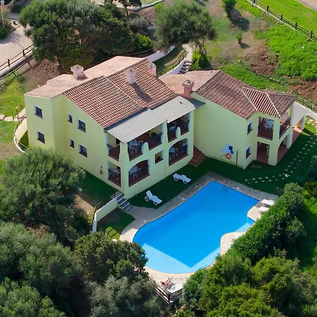 Spacious With Lovely Pool Διαμέρισμα *
