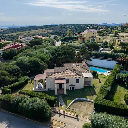 Spacious With Lovely Pool Stintino